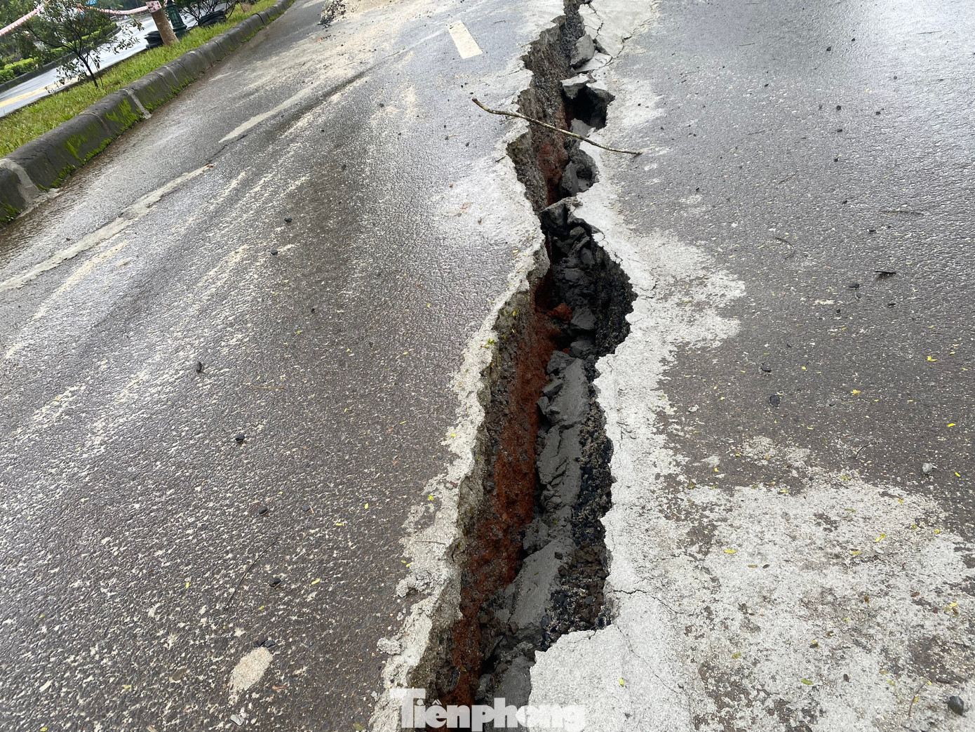 Các khối bê tông rơi xuống rãnh nứt. Các khối bê tông rơi xuống rãnh nứt.