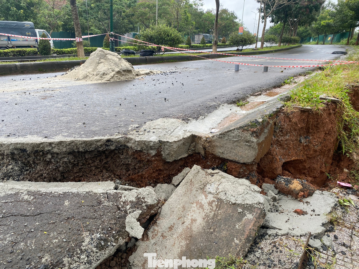 Đường Hồ Chí Minh bị sụt lún, đứt gãy. Đường Hồ Chí Minh bị sụt lún, đứt gãy.