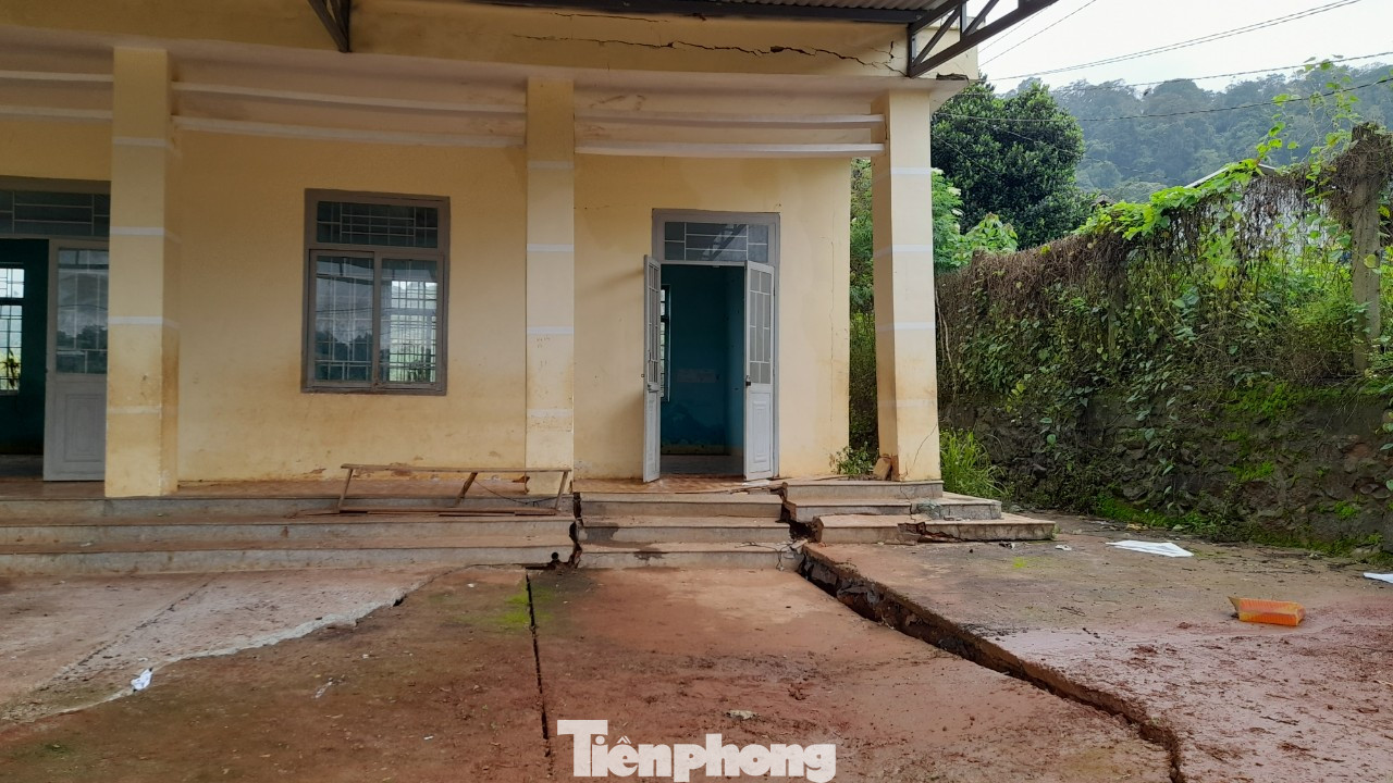 Trường tiểu học Lý Tự Trọng bị sụt lún, nứt toác Trường tiểu học Lý Tự Trọng bị sụt lún, nứt toác