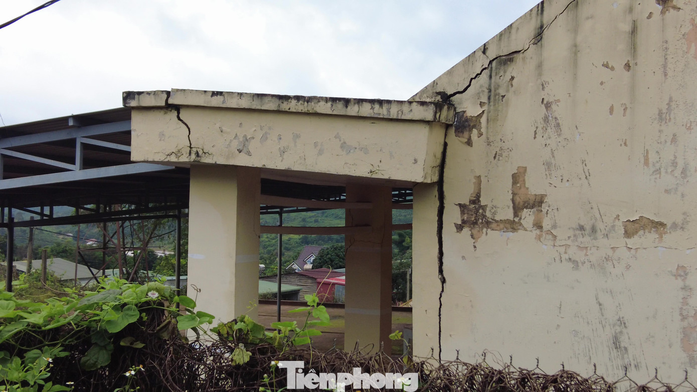 Bờ tường phòng học nứt toác Bờ tường phòng học nứt toác