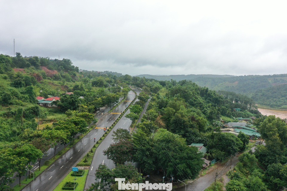 Khu vực đồi taluy đang có dấu hiệu sạt lở, sụt lún ảnh hưởng đến 16 hộ dân tổ 9, phường Nghĩa Thành (TP Gia Nghĩa) Khu vực đồi taluy đang có dấu hiệu sạt lở, sụt lún ảnh hưởng đến 16 hộ dân tổ 9, phường Nghĩa Thành (TP Gia Nghĩa)