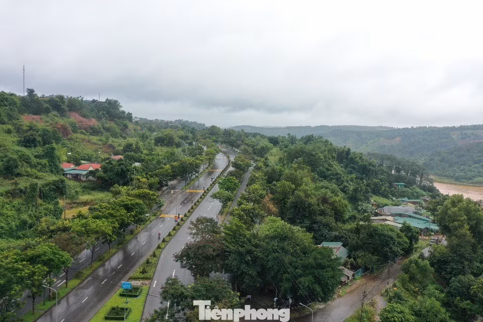 Khu vực đồi taluy đang có dấu hiệu sạt lở, sụt lún ảnh hưởng đến 16 hộ dân tổ 9, phường Nghĩa Thành (TP Gia Nghĩa) Khu vực đồi taluy đang có dấu hiệu sạt lở, sụt lún ảnh hưởng đến 16 hộ dân tổ 9, phường Nghĩa Thành (TP Gia Nghĩa)