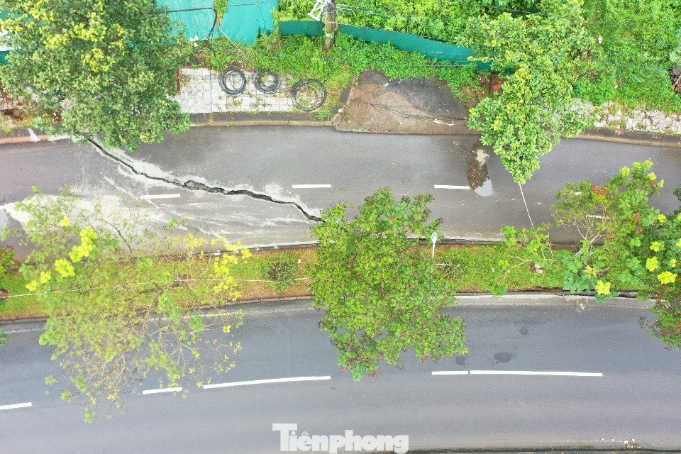 Đường Hồ Chí Minh nứt nhìn từ trên cao Đường Hồ Chí Minh nứt nhìn từ trên cao