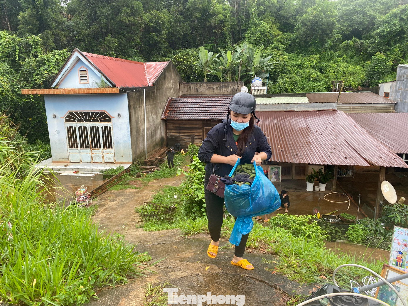 Người dân khẩn trương di dời tài sản đến nơi ở mới. Người dân khẩn trương di dời tài sản đến nơi ở mới.