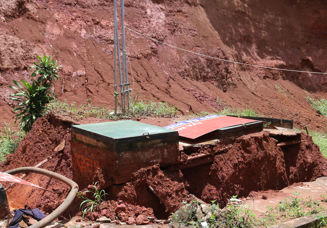 Bồn chứa xăng của cửa hàng xăng dầu Minh Phương 3 bất ngờ nổi lên mặt đất