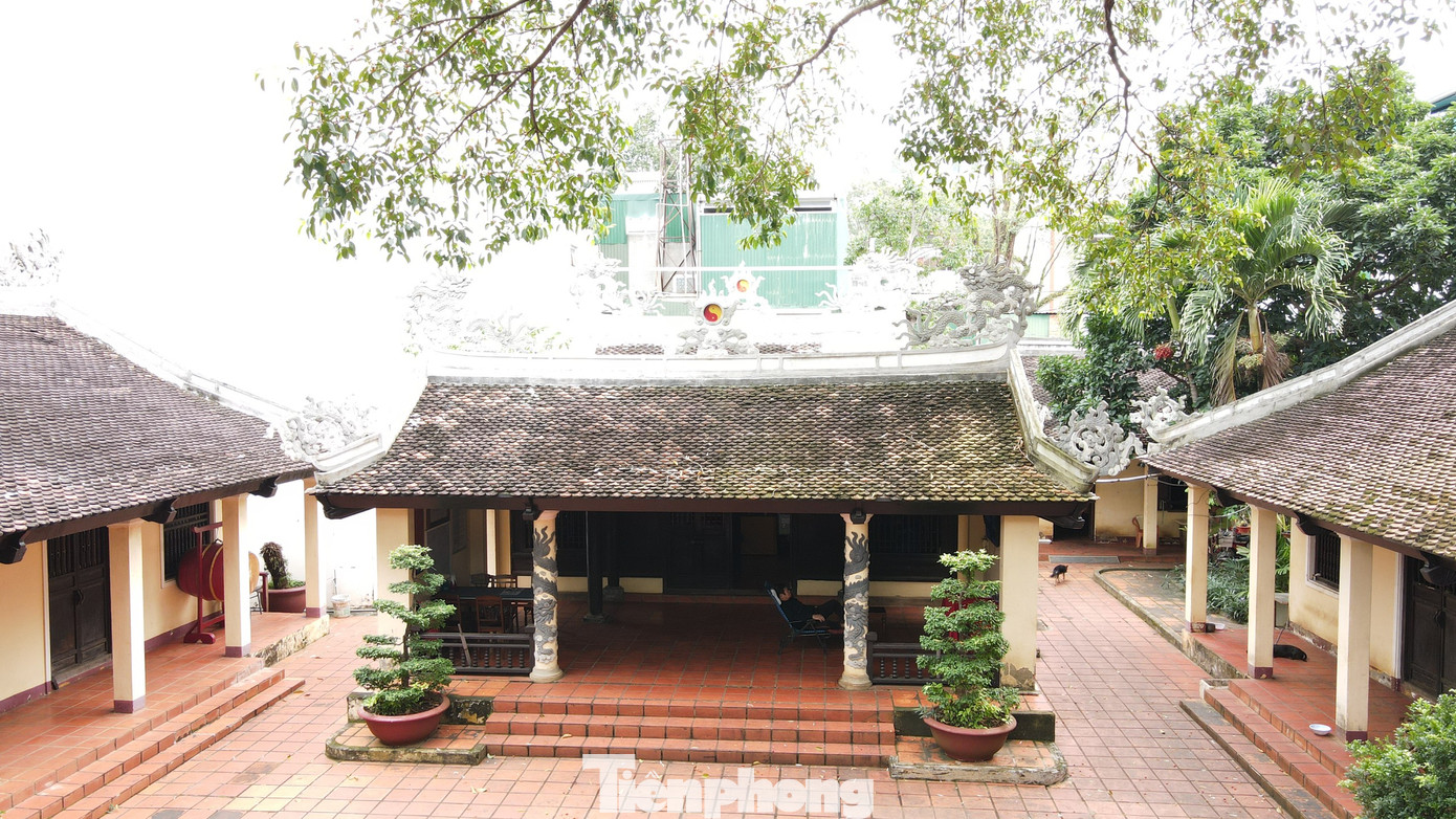 Đình được một nhóm người Việt từ làng Đại Cát (xã Ninh Phụng, huyện Ninh Hòa, Khánh Hòa) do ông Phan Hộ cùng người thân lên Buôn Ma Thuột vào cuối thập kỷ 20 thế kỷ trước để làm ăn buôn bán. Để có nơi sinh hoạt cộng đồng, ông Phan Hộ và người dân đã xây dựng một ngôi đình lấy tên là Lạc Giao.