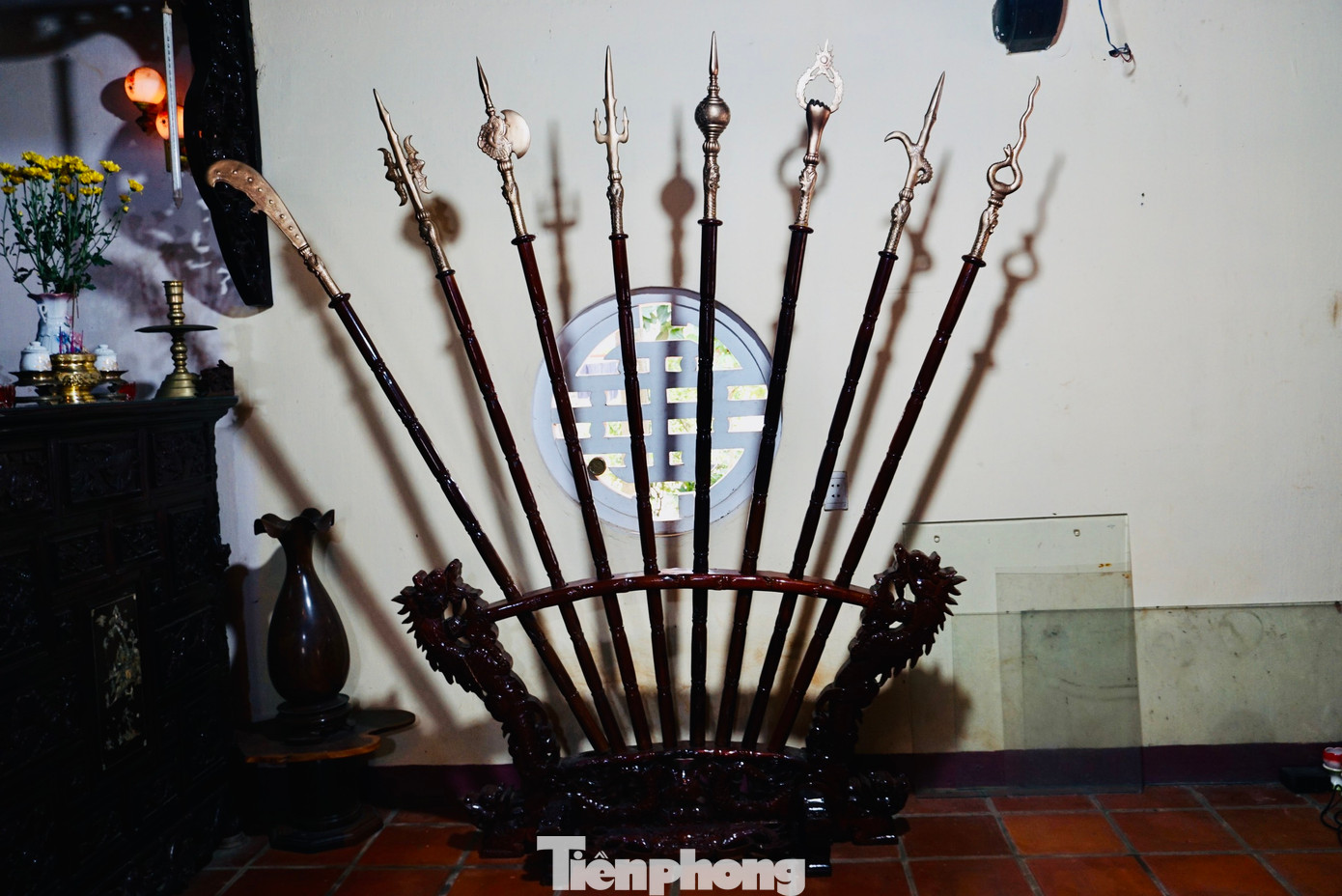 Một số binh khí ở đình Lạc Giao.