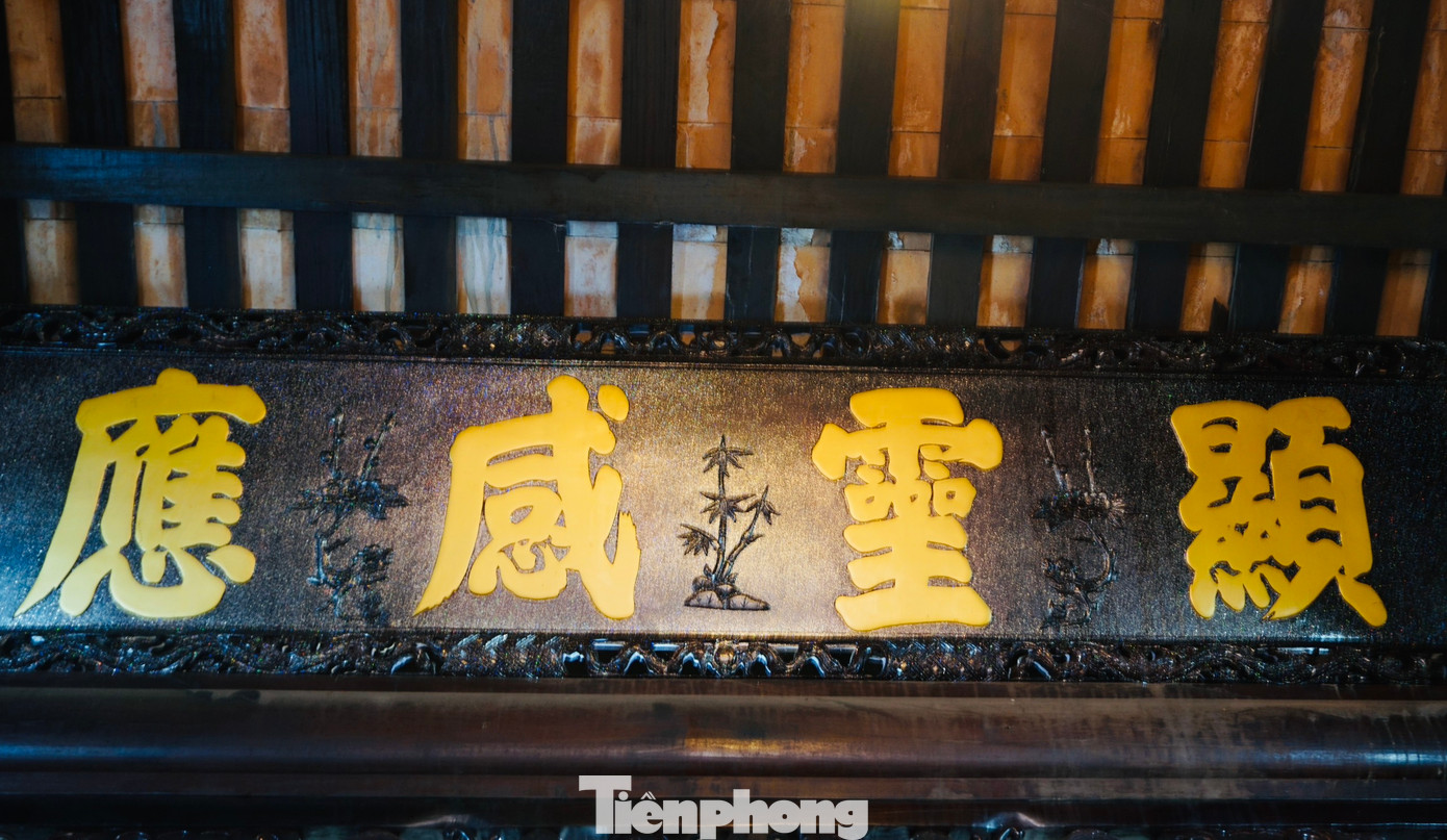 Bức hoành phi Lạc Giao đình. Tên gọi Lạc Giao có ý nghĩa là lời giao ước an cư lập nghiệp của đồng bào Kinh với đồng bào bản địa cùng chung lưng đấu cật để xây dựng vùng đất mới này.