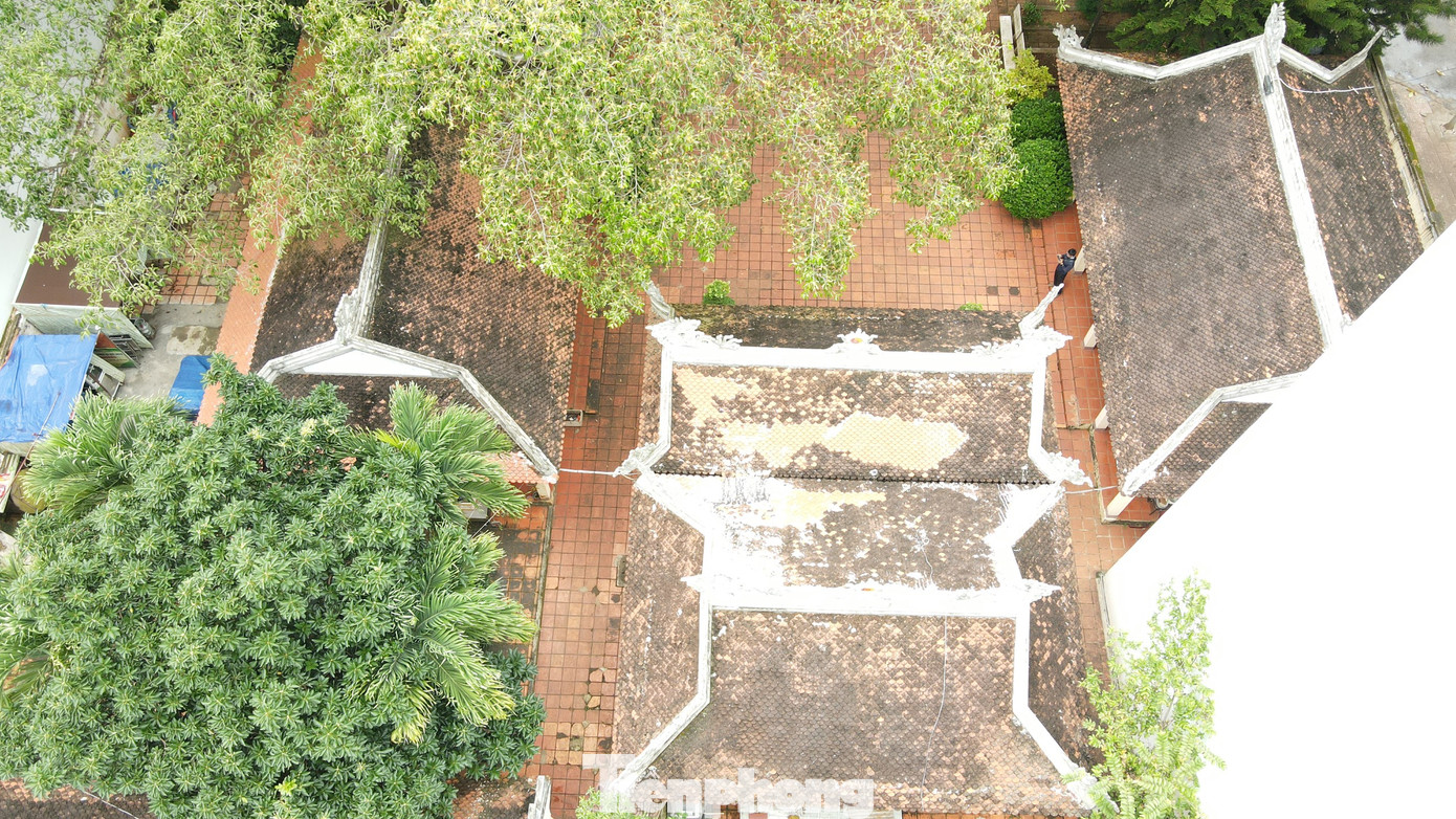 Năm 1932, đình được xây dựng lại kiên cố bằng gạch, lớp ngói đỏ trên diện tích khoảng 700 m2. Kiến trúc của đình được thiết kế hình chữ môn (門) bao gồm tòa đại đình ở giữa thờ thành hoàng. Hai bên là nhà tảo mạc, bên trái thờ chiến sĩ hy sinh, bên phải là nơi tiếp khách, trưng bày chứng tích lịch sử của đình.