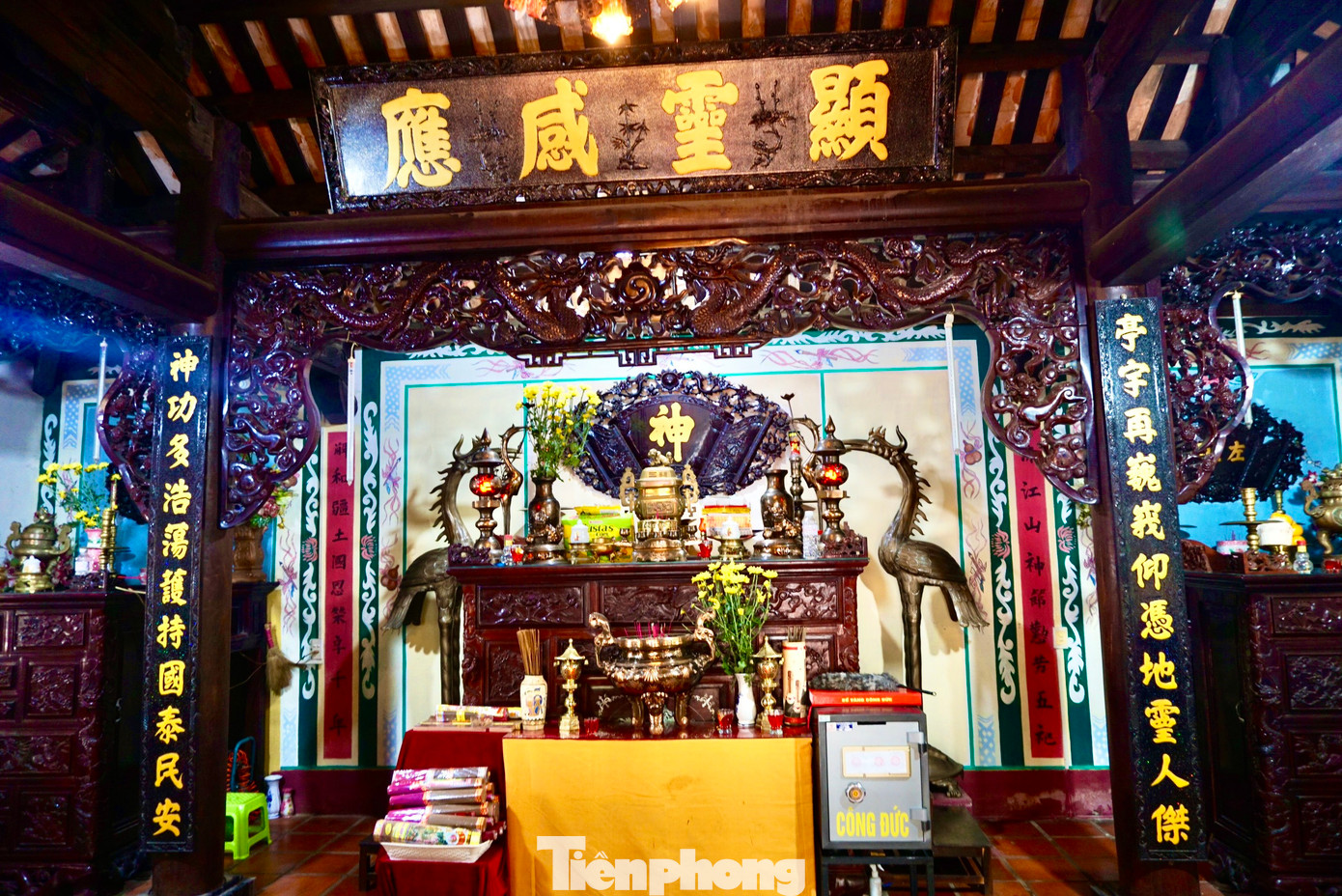 Gian chính thờ thành hoàng. Các khối gỗ gian này được chạm khắc tinh xảo.