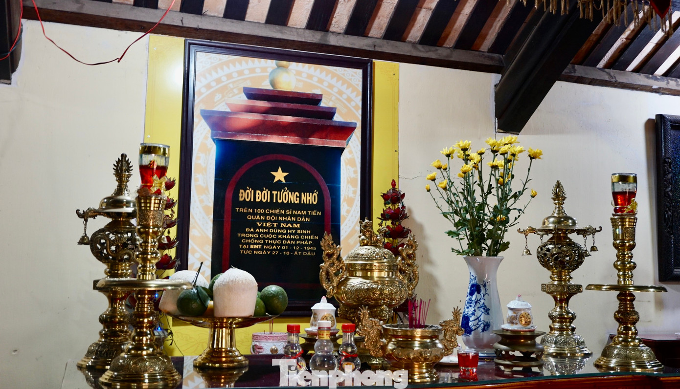 “Trong những năm 1930-1945, giặc Pháp thành lập hàng loạt nhà tù, trại giam ở Đông Dương, trong đó có nhà đày Buôn Ma Thuột. Thời điểm đó đình Lạc Giao là nơi che chở, nuôi giấu, cưu mang những người con cách mạng, bảo vệ cán bộ hoạt động ở thị xã Buôn Ma Thuột. Đến nay, người dân thường lui tới thắp hương tưởng nhớ các chiến sĩ hy sinh”, ông Bảy cho biết thêm.