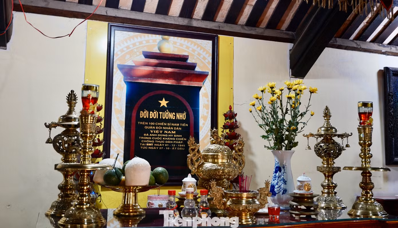 “Trong những năm 1930-1945, giặc Pháp thành lập hàng loạt nhà tù, trại giam ở Đông Dương, trong đó có nhà đày Buôn Ma Thuột. Thời điểm đó đình Lạc Giao là nơi che chở, nuôi giấu, cưu mang những người con cách mạng, bảo vệ cán bộ hoạt động ở thị xã Buôn Ma Thuột. Đến nay, người dân thường lui tới thắp hương tưởng nhớ các chiến sĩ hy sinh”, ông Bảy cho biết thêm.