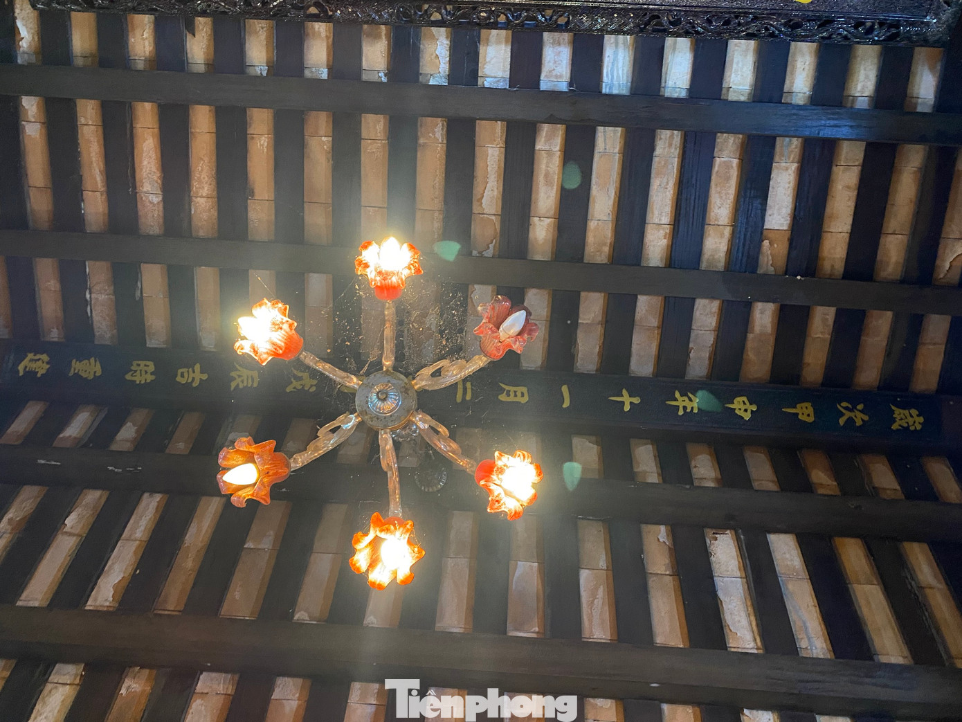 Ông Nguyễn Văn Bảy (79 tuổi), quản lý các hoạt động Văn hóa của di tích lịch sử đình Lạc Giao cho biết ngoài bức hoành phi có dòng chữ Hán Nôm thì trên đòn dông của tòa đại đình khắc chữ về lịch sử của đình Lạc Giao.