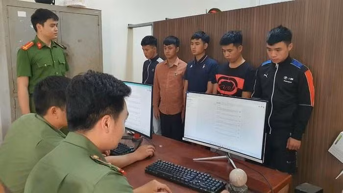 Nhóm đối tượng tại cơ quan công an Nhóm đối tượng tại cơ quan công an