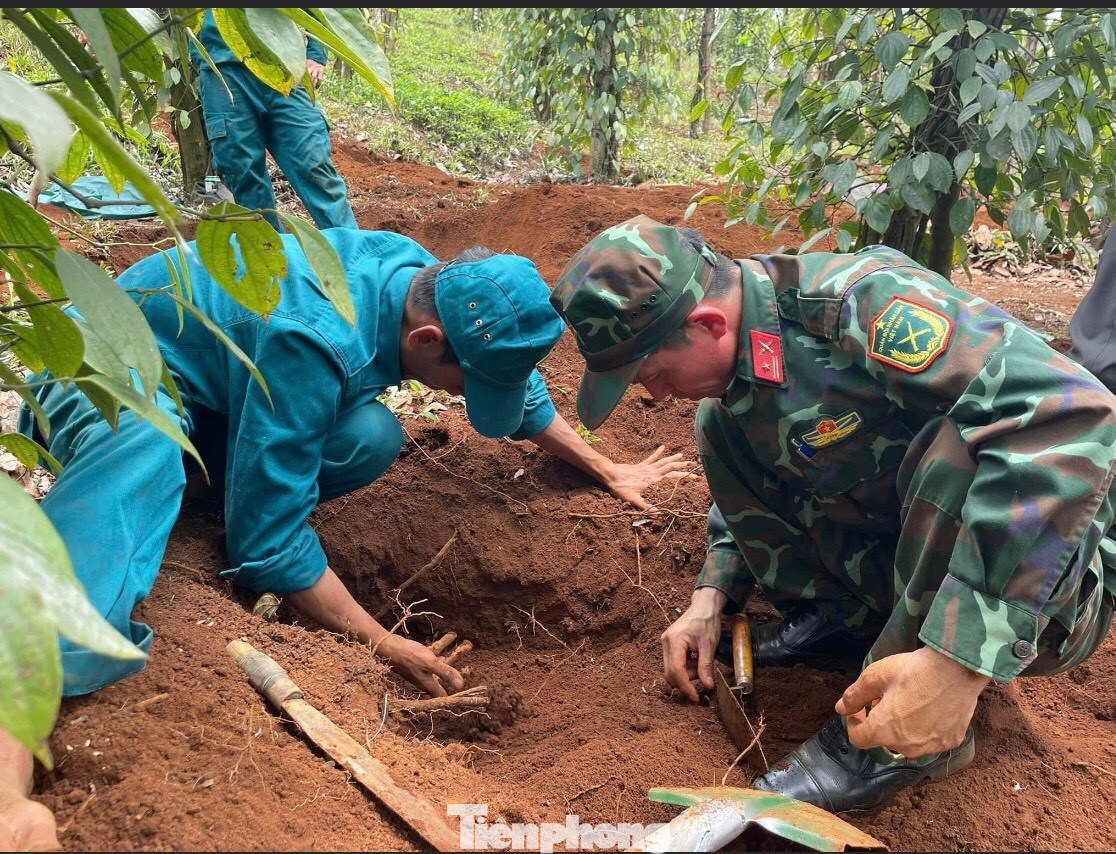 Lực lượng chức năng tìm kiếm hài cốt liệt sĩ