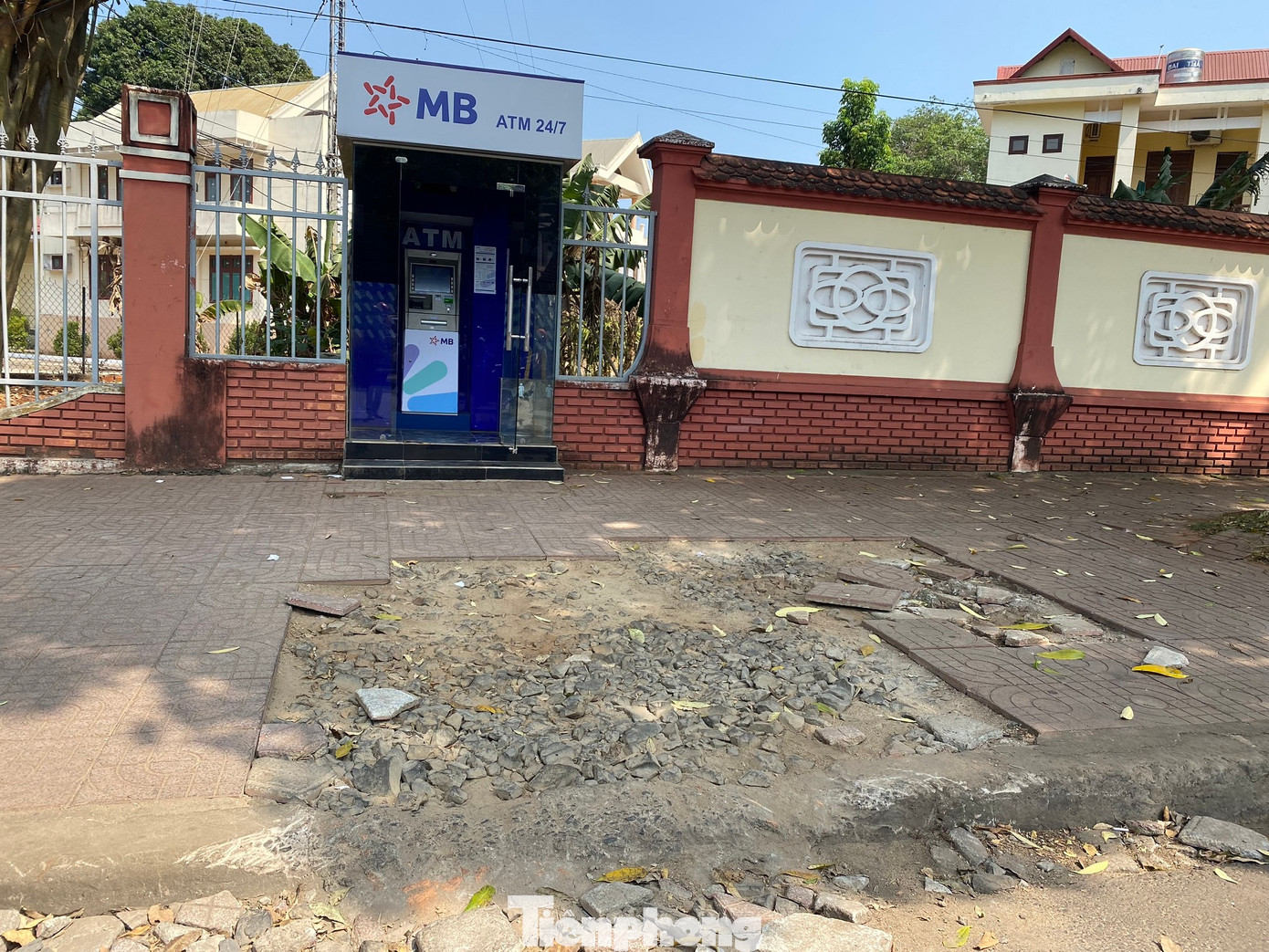 Vỉa hè nhiều nơi ở thủ phủ cà phê bị xuống cấp, hư hỏng ảnh 11