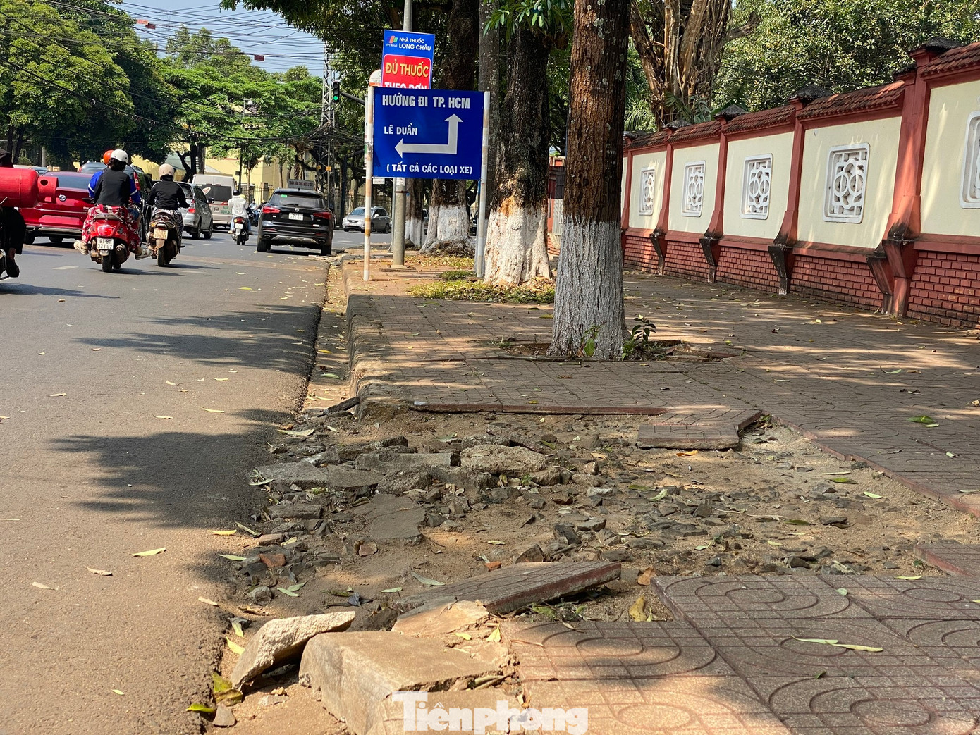 Vỉa hè nhiều nơi ở thủ phủ cà phê bị xuống cấp, hư hỏng ảnh 10
