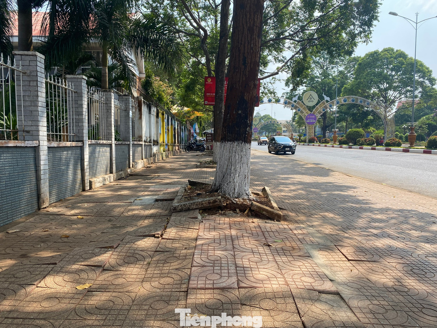 Vỉa hè đường Nguyễn Tất Thành đoạn gần đường cà phê sách từng được sửa chữa, chắp vá trước khi diễn ra Lễ hội cà phê Buôn Ma Thuột nhưng đến nay lớp đá bong tróc, gập ghềnh gây nguy hiểm cho người dân qua lại. Đường Mai Hắc Đế (phường Tân Thành) hư hỏng nặng nề.