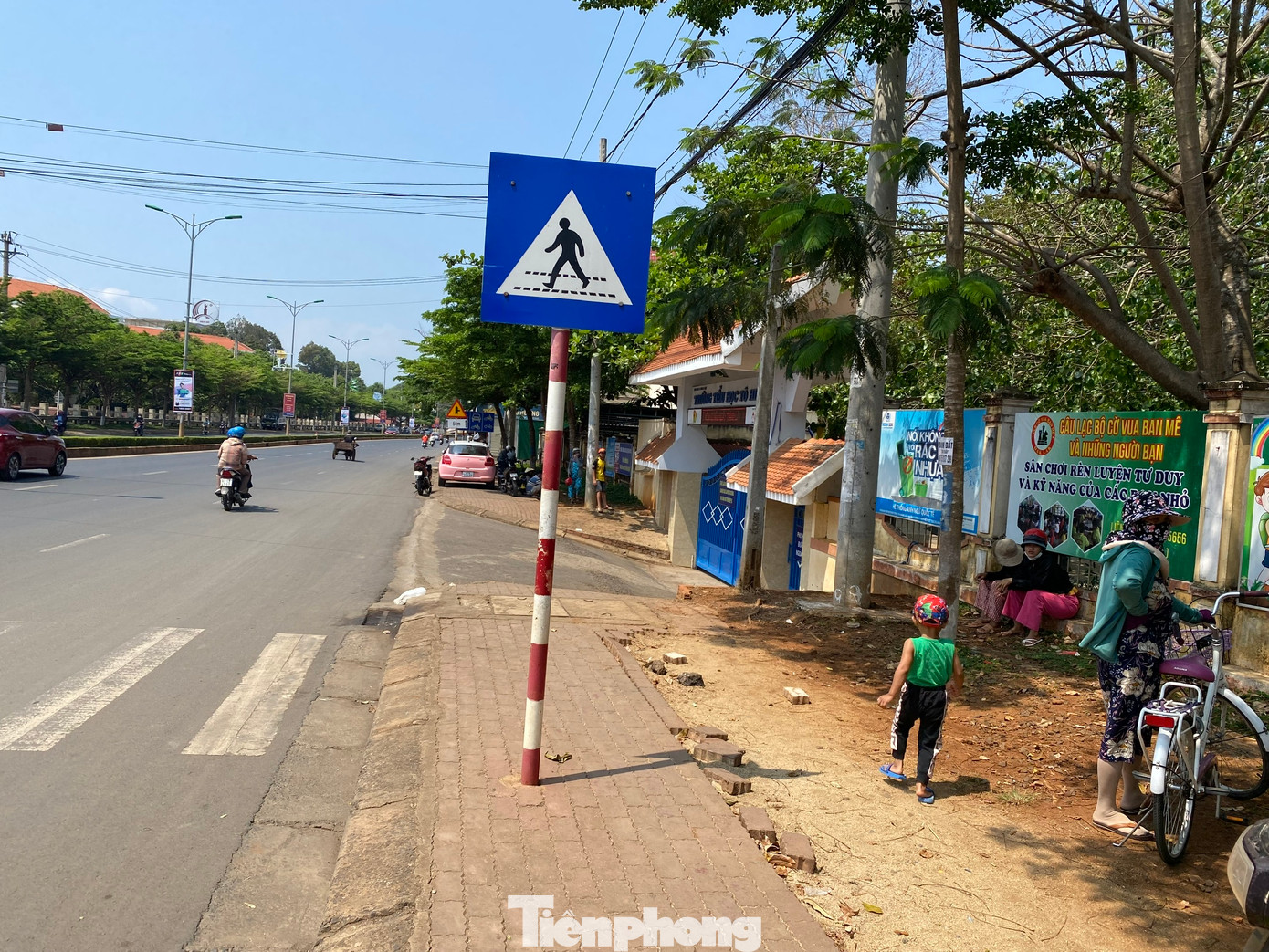 Trong lúc chờ đón con, bà H Bera Niê (54 tuổi, phường Ea Tam) bức xúc nói: "Nhiều năm qua, vỉa hè khu vực trước cổng Trường Tiểu học Tô Hiệu (đường Lê Duẩn, phường Ea Tam) bị hư hỏng nặng nhưng không được sửa chữa. Chúng tôi mong cơ quan chức năng sửa chữa, các cháu học sinh không bị vấp ngã khi đi trên vỉa hè khu vực này".