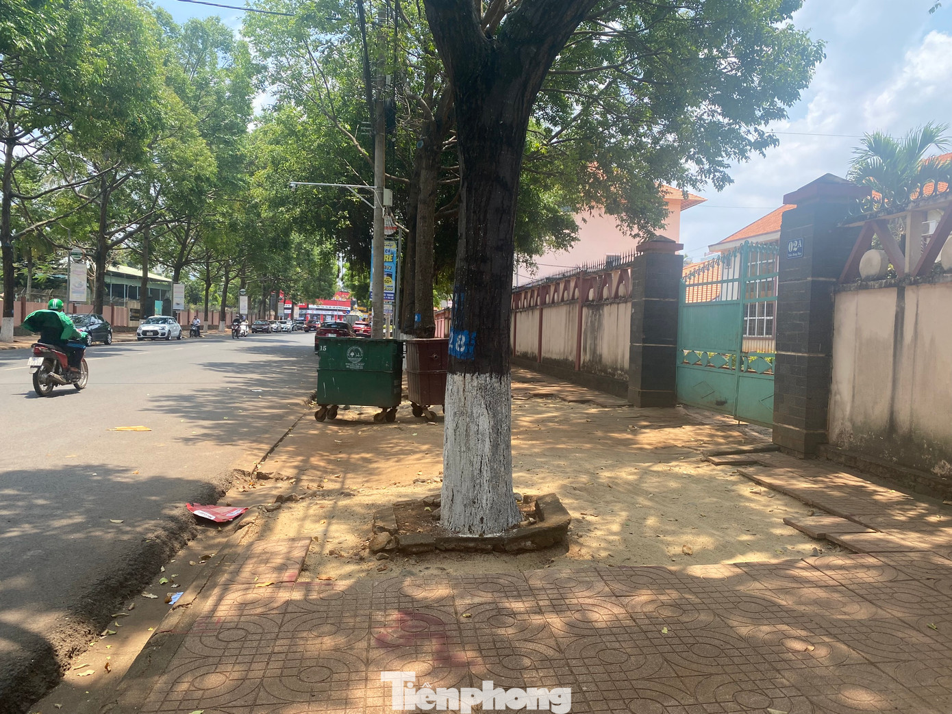 Vỉa hè nhiều nơi ở thủ phủ cà phê bị xuống cấp, hư hỏng ảnh 16