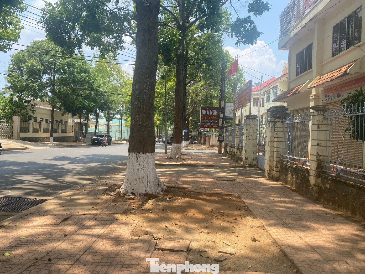 Vỉa hè nhiều nơi ở thủ phủ cà phê bị xuống cấp, hư hỏng ảnh 8