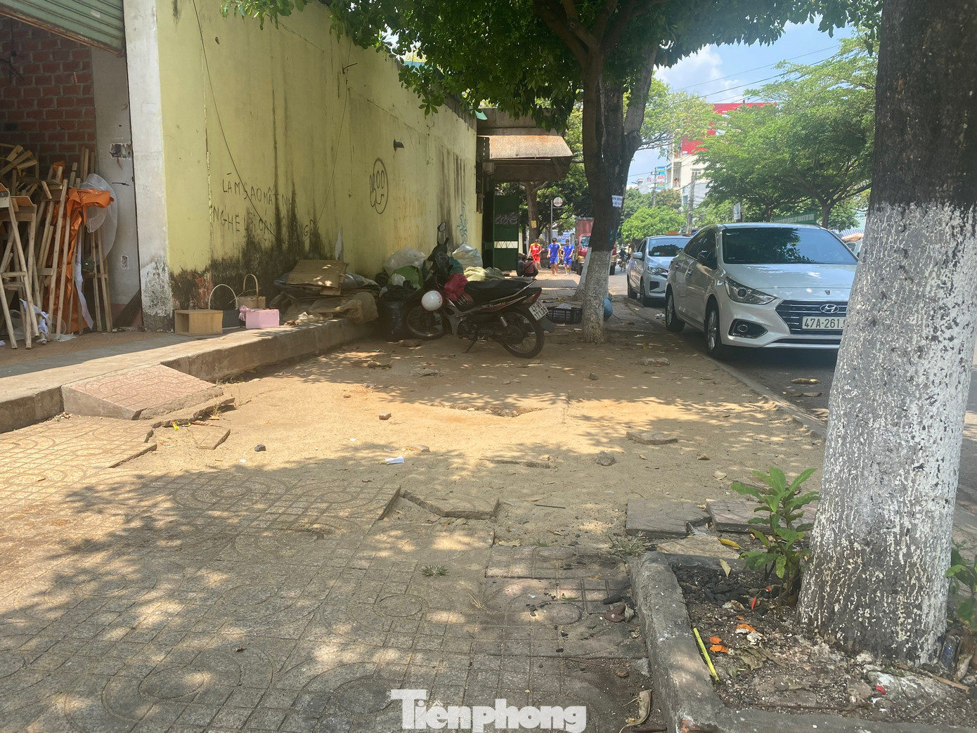 Vỉa hè nhiều nơi ở thủ phủ cà phê bị xuống cấp, hư hỏng ảnh 14