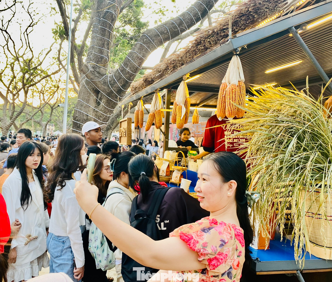 Du khách tranh thủ check-in khi xếp hàng chờ tới lượt nhận ly cà phê