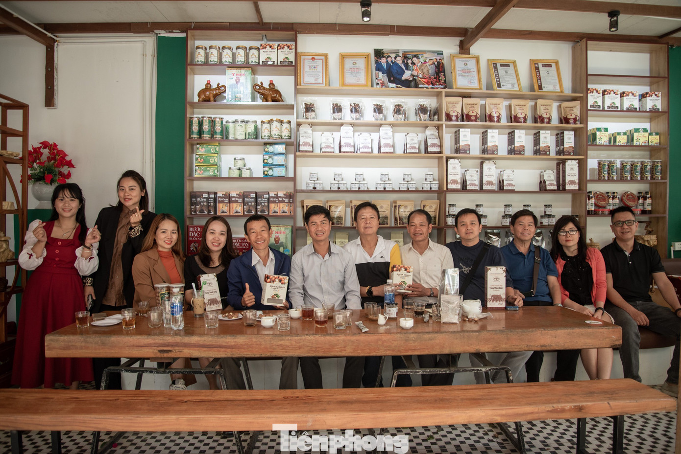 Chị Lê Thị Nga, nhân viên quán cà phê OCop (số 7 Trần Hữu Dực, TP Buôn Ma Thuột) cho biết, từ sáng sớm, đông nghịt khách đến thưởng thức cà phê hữu cơ. Du khách đến quán còn hỏi thêm cách làm ra những hạt cà phê hữu cơ. Nhân viên quán thay nhau pha chế, chia sẻ kinh nghiệm làm ra 1 tách cà phê hữu cơ.