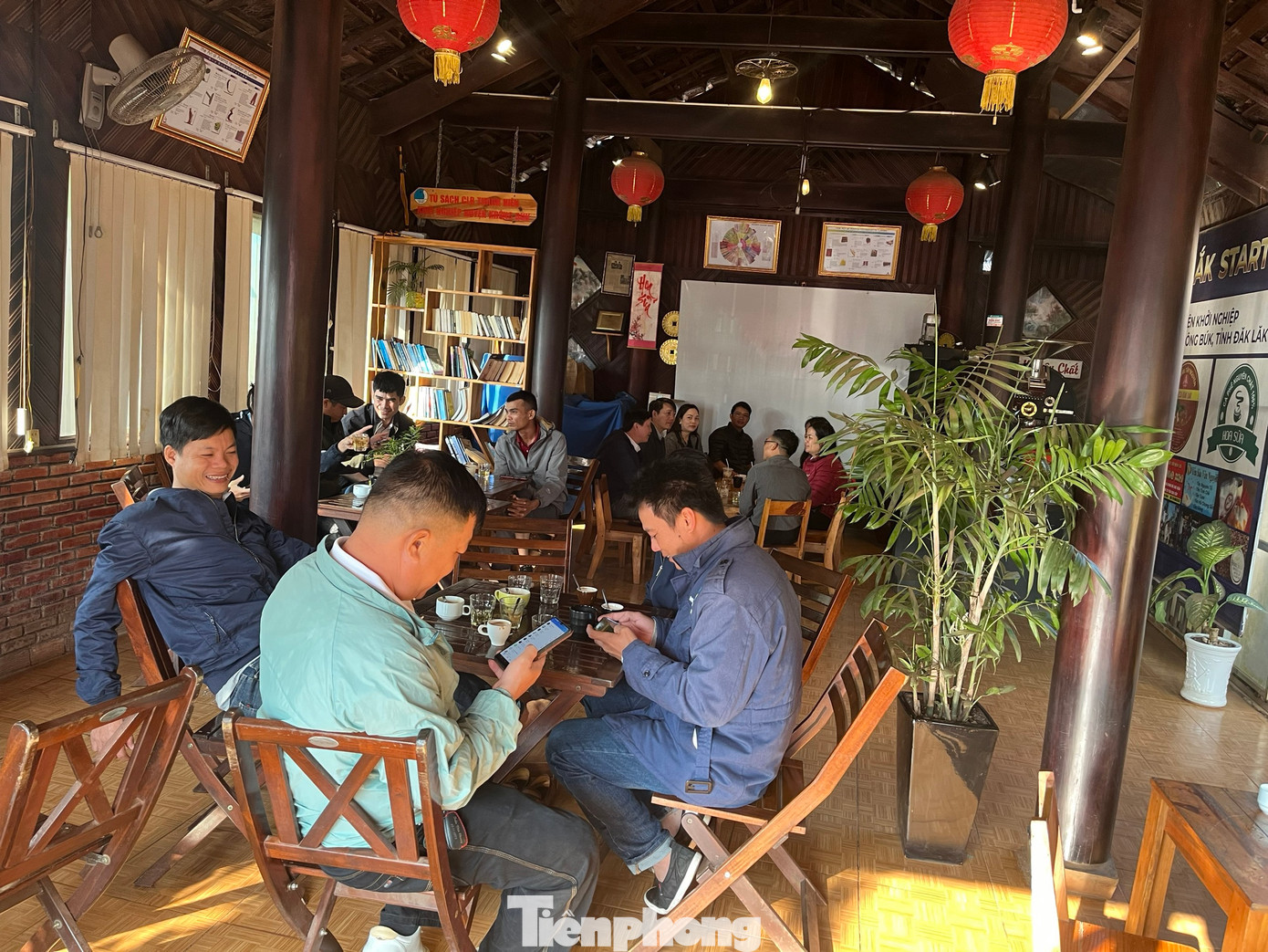 Quán cà phê Hoa Sữa cách TP Buôn Ma Thuột khoảng 55km, khách đến thưởng thức cà phê miễn phí chủ yếu là người dân địa phương.