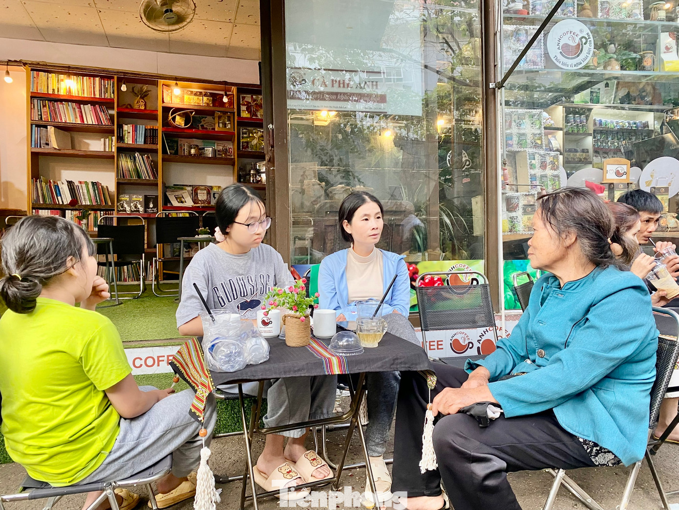 "Từ sáng sớm, tôi cùng con gái đưa các cháu đến TP Buôn Ma Thuột để tham quan, vui chơi. Đây là lần đầu tiên tôi được uống cà phê miễn phí mà chất lượng rất tuyệt vời", cô Nguyễn Hoa (63 tuổi, huyện Đắk Song, Đắk Nông) nói.