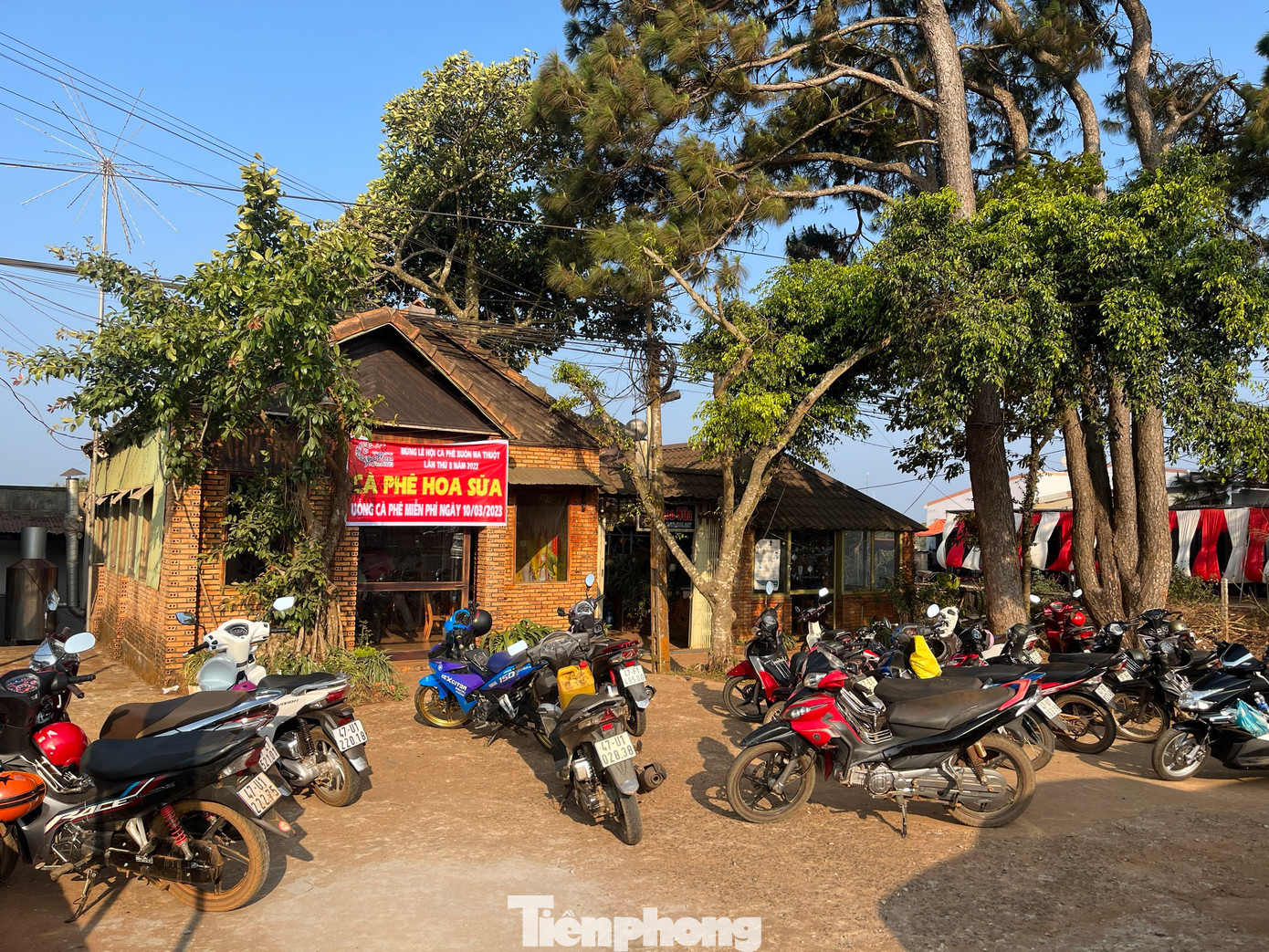 Quán cà phê ở thôn 5, xã Chư Kbô, huyện Krông Buk cũng đông khách.