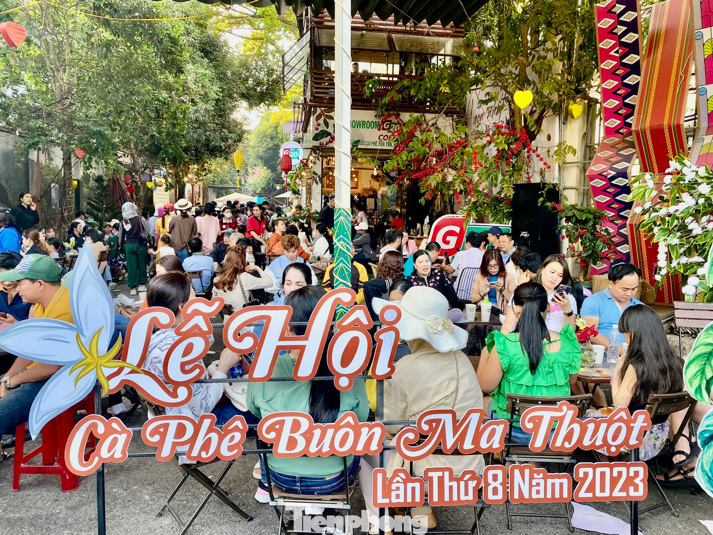 Từ sáng sớm 10/3, có 472 quán cà phê mời khách uống cà phê miễn phí tại Đắk Lắk. Trong đó có 352 quán tại TP Buôn Ma Thuột. Trong ảnh, đường sách cà phê Buôn Ma Thuột đông nghịt khách thưởng thức cà phê và socola miễn phí.