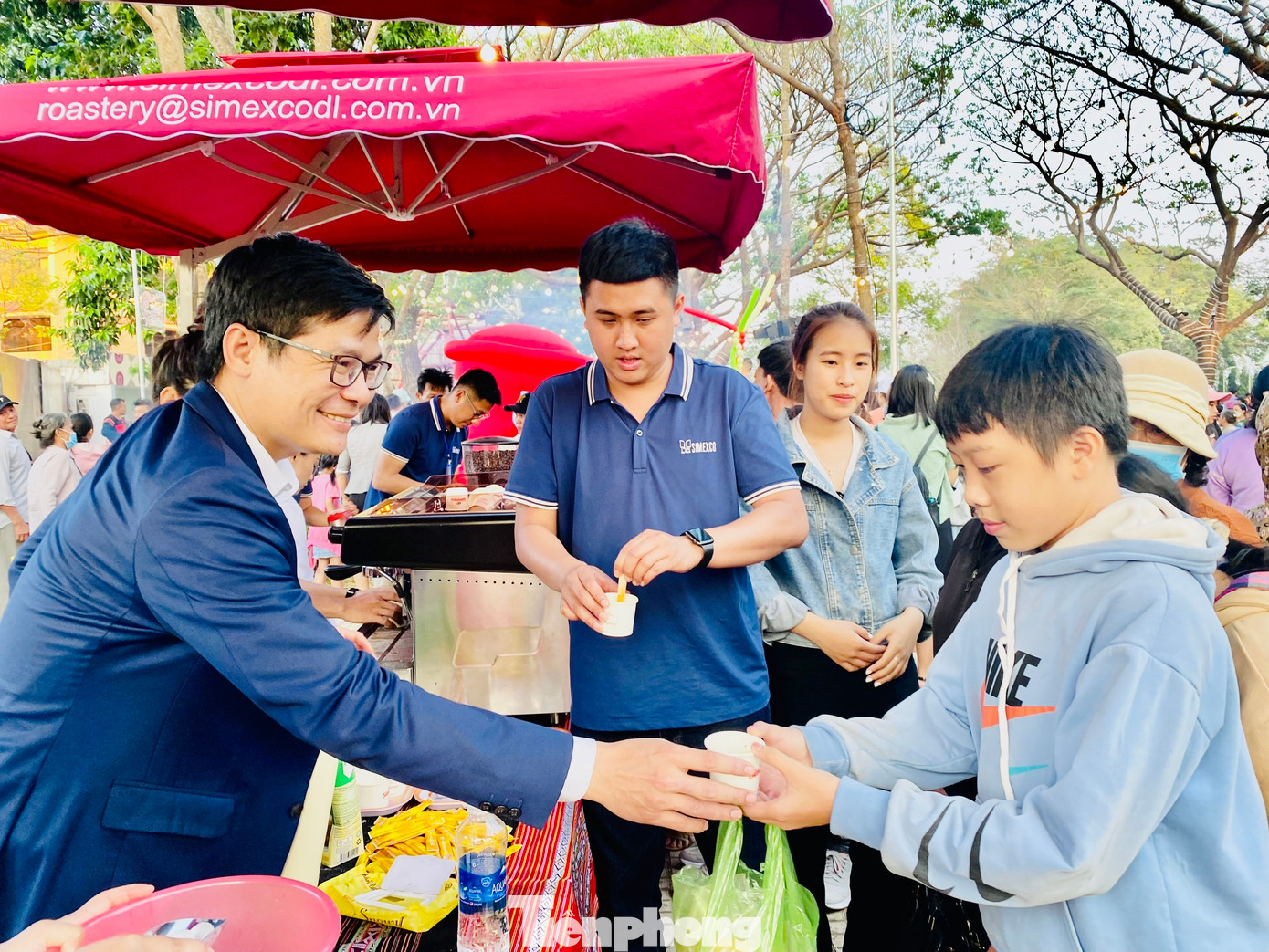 Ông Lê Đức Huy, Tổng Giám đốc Cty TNHH MTV Xuất nhập khẩu 2-9 Đắk Lắk (Simexco DakLak, bìa trái) khẳng định, Lễ hội cà phê Buôn Ma Thuột lần thứ 8 năm 2023 là dịp để các doanh nghiệp cà phê quảng bá sản phẩm. "Tôi rất vui, vì nhận được nhiều lời khen của người dân, du khách khi đến thưởng thức cà phê, dịch vụ của công ty", ông Huy chia sẻ.