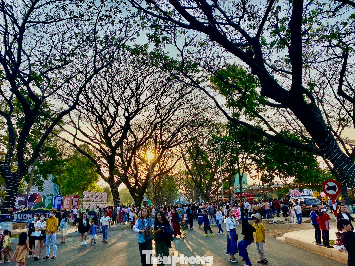 Đến 18 giờ cùng ngày, rất đông du khách đổ về tuyến phố cà phê nằm trên đường Phan Đình Giót để tham quan, chụp ảnh và thưởng thức cà phê miễn phí.