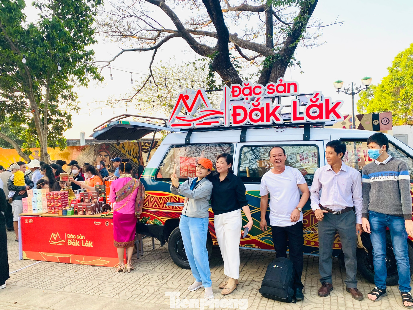 Du khách vui vẻ chụp hình tại xe cà phê lưu động miễn phí.