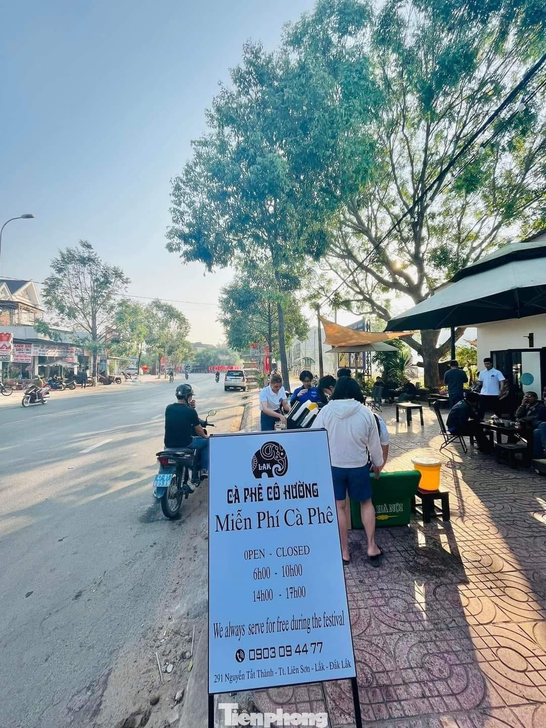 Quán cà phê trung tâm thị trấn Liên Sơn, huyện Lắk cũng hưởng ứng phục vụ cà phê miễn phí ngày 10/3.