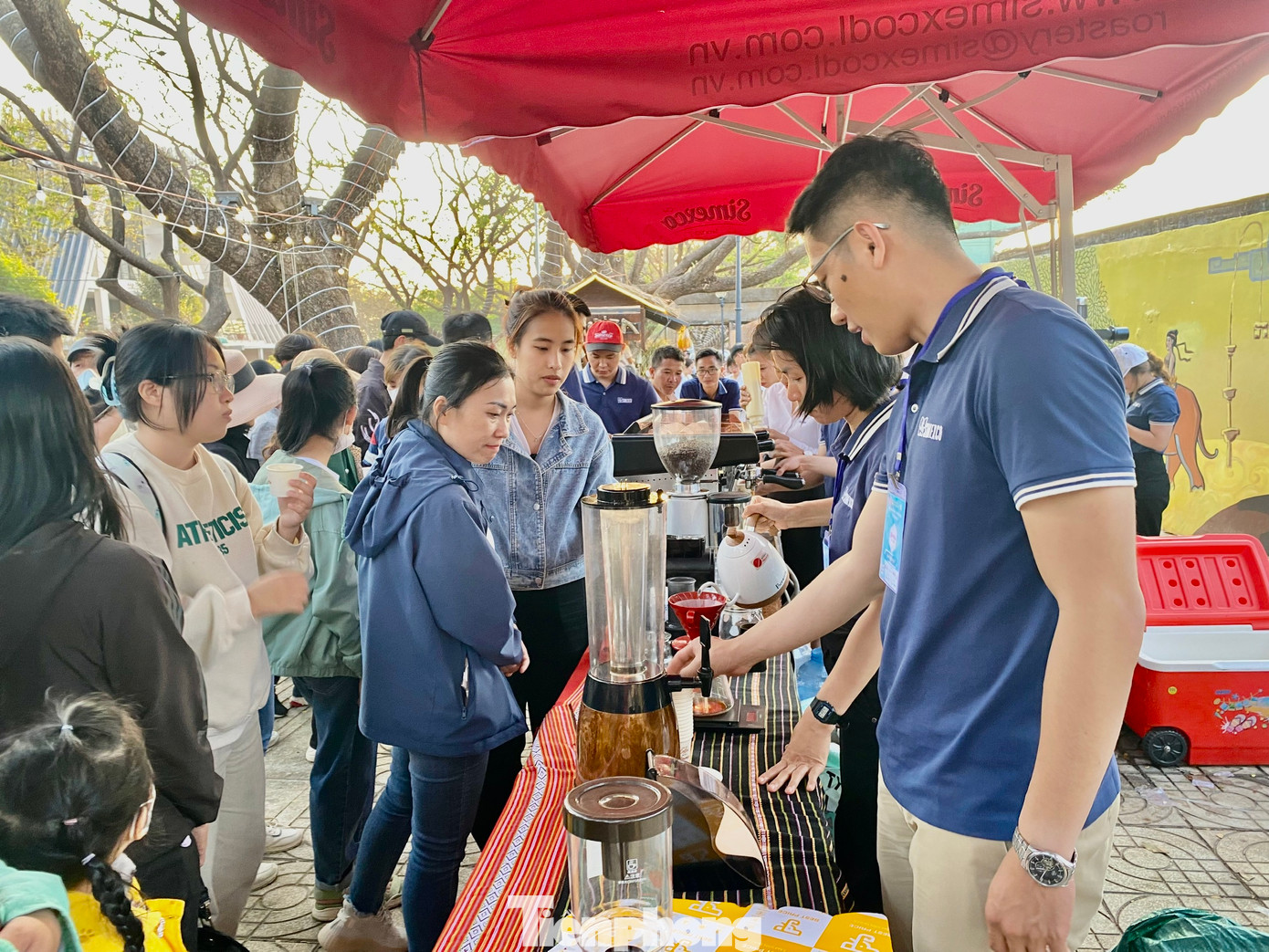 "Đến khoảng 18 giờ cùng ngày, quầy cà phê miễn phí của công ty đã phục vụ hơn 8 nghìn ly cà phê", anh Lê Thành Tâm, nhân viên Cty Simexco DakLak cho hay.