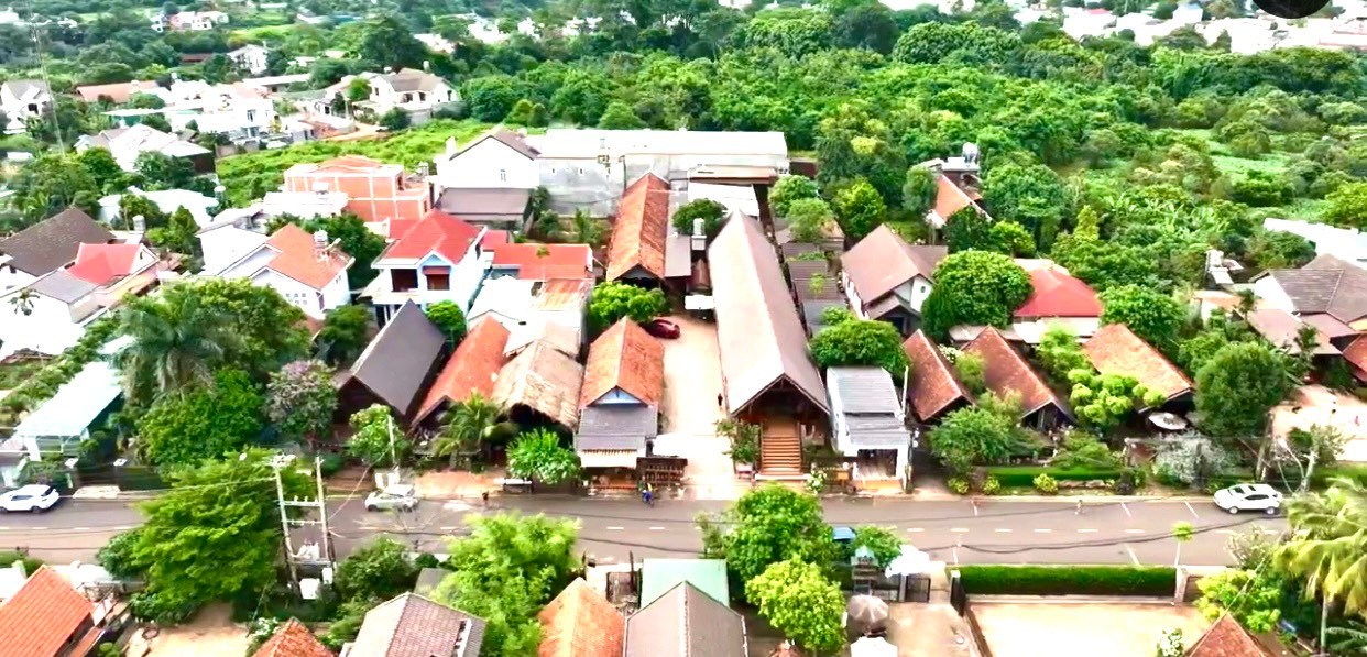 Buôn Akŏ Dhông (phường Tân Lợi, TP Buôn Ma Thuột) có diện tích 62,3ha với 247 hộ dân, được xem là buôn làng đẹp nhất ở Đắk Lắk. Buôn AKô Dhông theo tiếng Ê đê có nghĩa là "đầu nguồn", được lập ở thượng nguồn của 6 dòng suối: Ea Giang, Ea Dung, Ea Ding, Ea Pủi, Thun M'nung và Ea Nuôl.