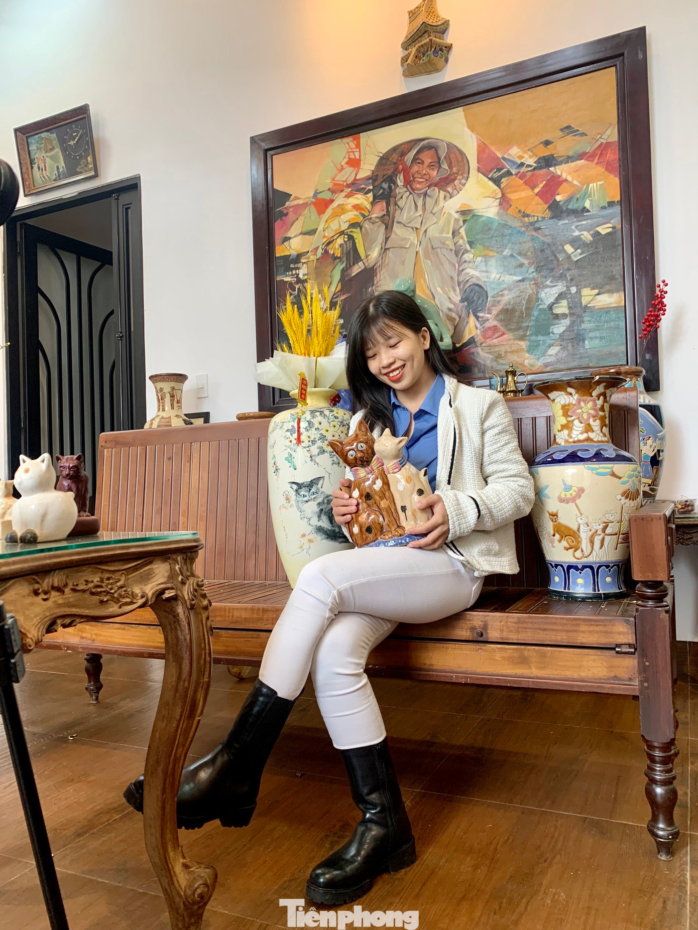 Chị Sầm Ánh (SN 2000, huyện Cư M’gar) cho hay bộ sưu tập linh vật mèo của anh Luân độc đáo và đặc biệt. Không chỉ đa dạng các hình tượng mèo mà chất liệu gốm làm nên chúng cũng đều từ các loại gốm trứ danh.