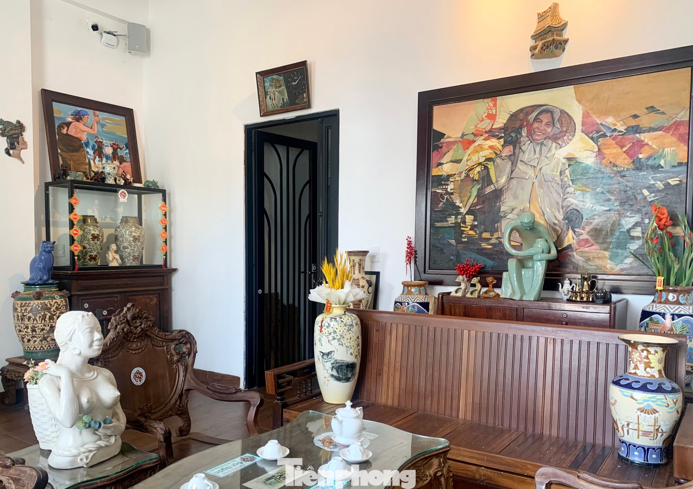 “Những linh vật mèo được tôi sưu tầm thuộc hàng hiếm trên thị trường. Bộ sưu tập linh vật mèo được tôi trưng bày là những đồ dùng hàng ngày như bình hoa, tượng trưng bày, gạt tàn thuốc, phù điêu treo tường... để trang trí làm đẹp trong nhà”, anh Luân cho hay.