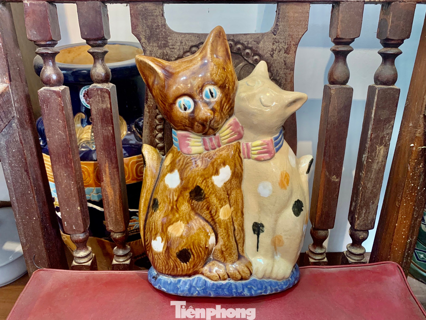 “Tôi ấn tượng nhất với bức phù điêu có hình đôi mèo ngồi cạnh nhau, được làm từ gốm Bình Dương xưa. Nhìn vào bức phù điêu này, tôi cảm thấy sự thân thiện, quyến luyến giữa đôi mèo tượng trưng cho tình yêu thương. Tết Quý Mão được chiêm ngưỡng những linh vật mèo cảm giác rất mới lạ. Địa điểm này chắc chắn sẽ là một nơi không thể bỏ lỡ trong dịp Tết Nguyên đán Quý Mão 2023”, chị Ánh bộc bạch. Theo anh Luân, đây là bức phù điêu linh vật mèo xưa làm bằng gốm Bình Dương duy nhất mà anh sở hữu.