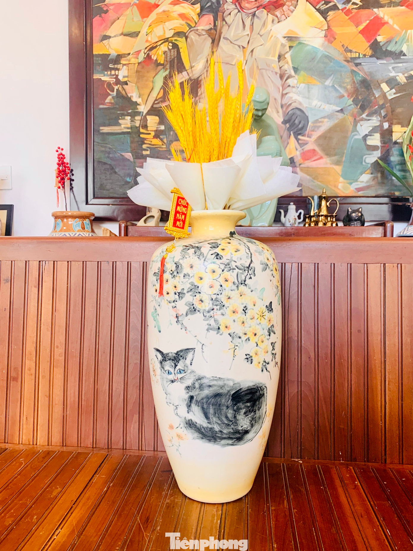Chiếc Bình Gốm Bát Tràng xưa thập niên 1980. Trên bình có vẽ một linh vật mèo đang nằm thu mình lại dưới cành hoa mai xum xuê như đang đón chờ mùa xuân về. Chiếc bình được nhà sưu tầm ở Hà Nội tặng cho Nhà Cổ Đại Ngàn cách đây 2 năm.