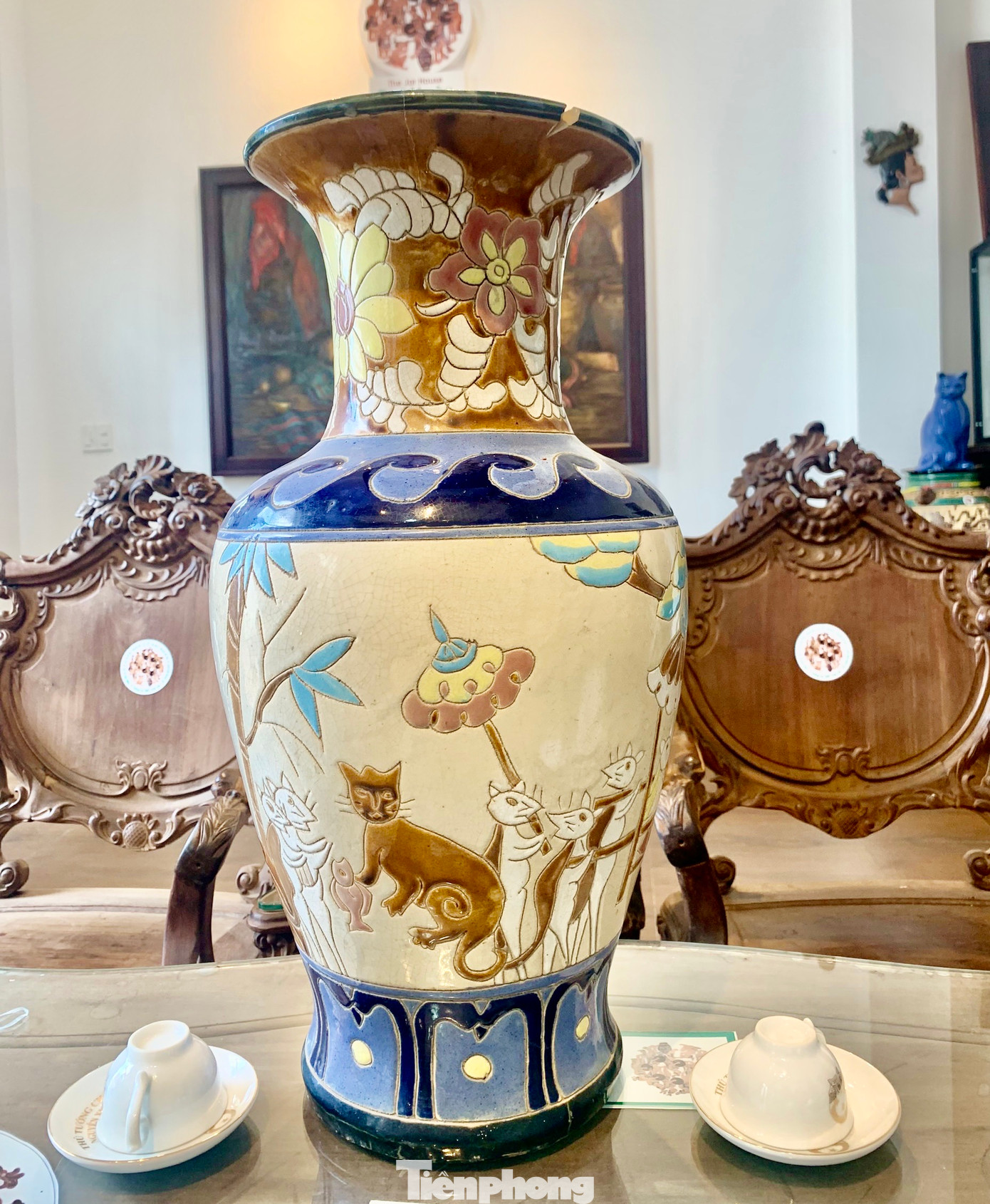 Bình gốm Biên Hòa xưa có hình linh vật mèo trong đám cưới chuột. Chiếc bình được làm khoảng thập niên 1970-1980. Sau đó, nhà sưu tầm Phạm Hải Long ở TP. Hồ Chí Minh tặng cho Nhà Cổ Đại Ngàn để trưng bày.