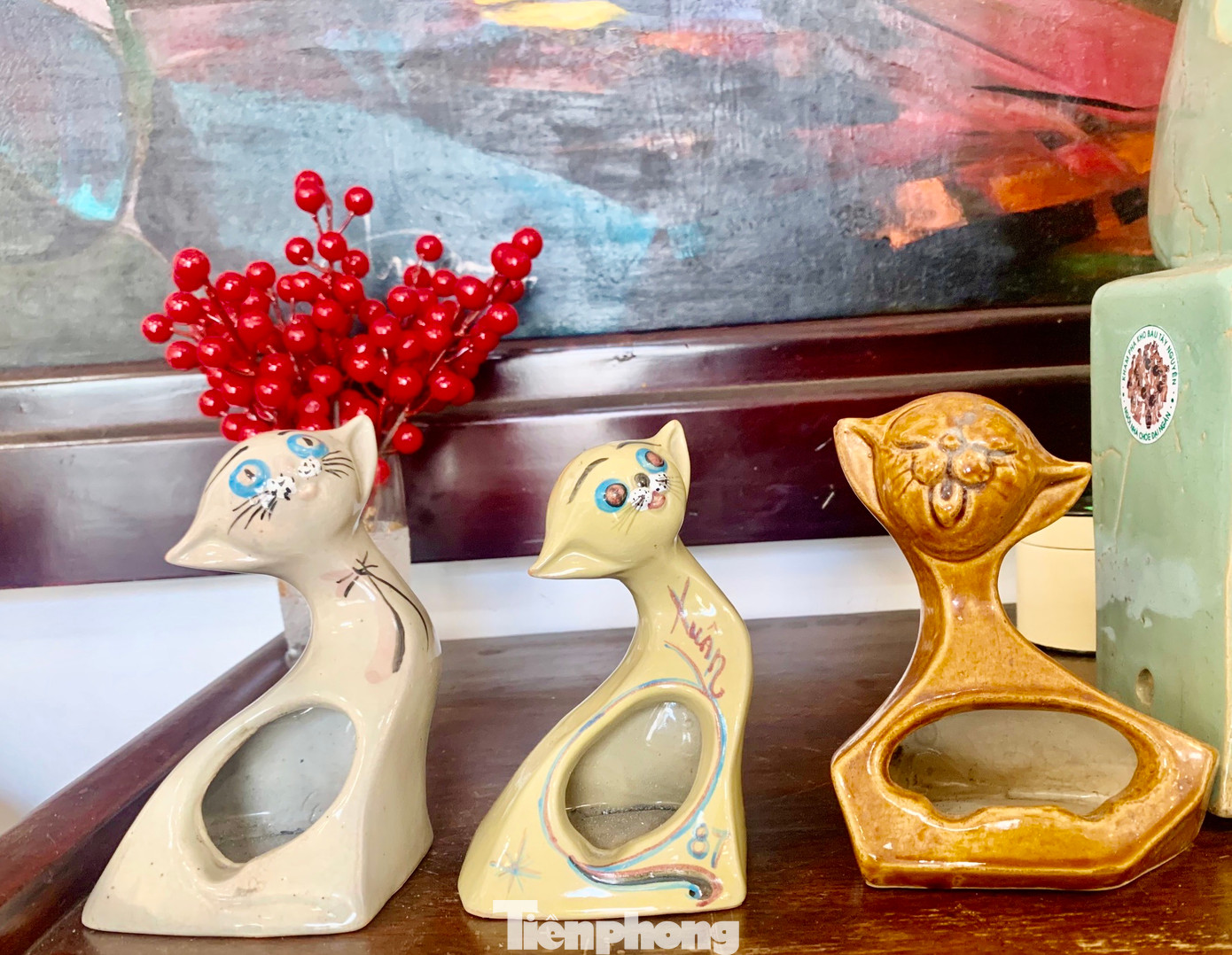 Ba gạt tàn thuốc hình linh vật mèo được làm từ gốm Biên Hòa xưa trong thập niên 1980.