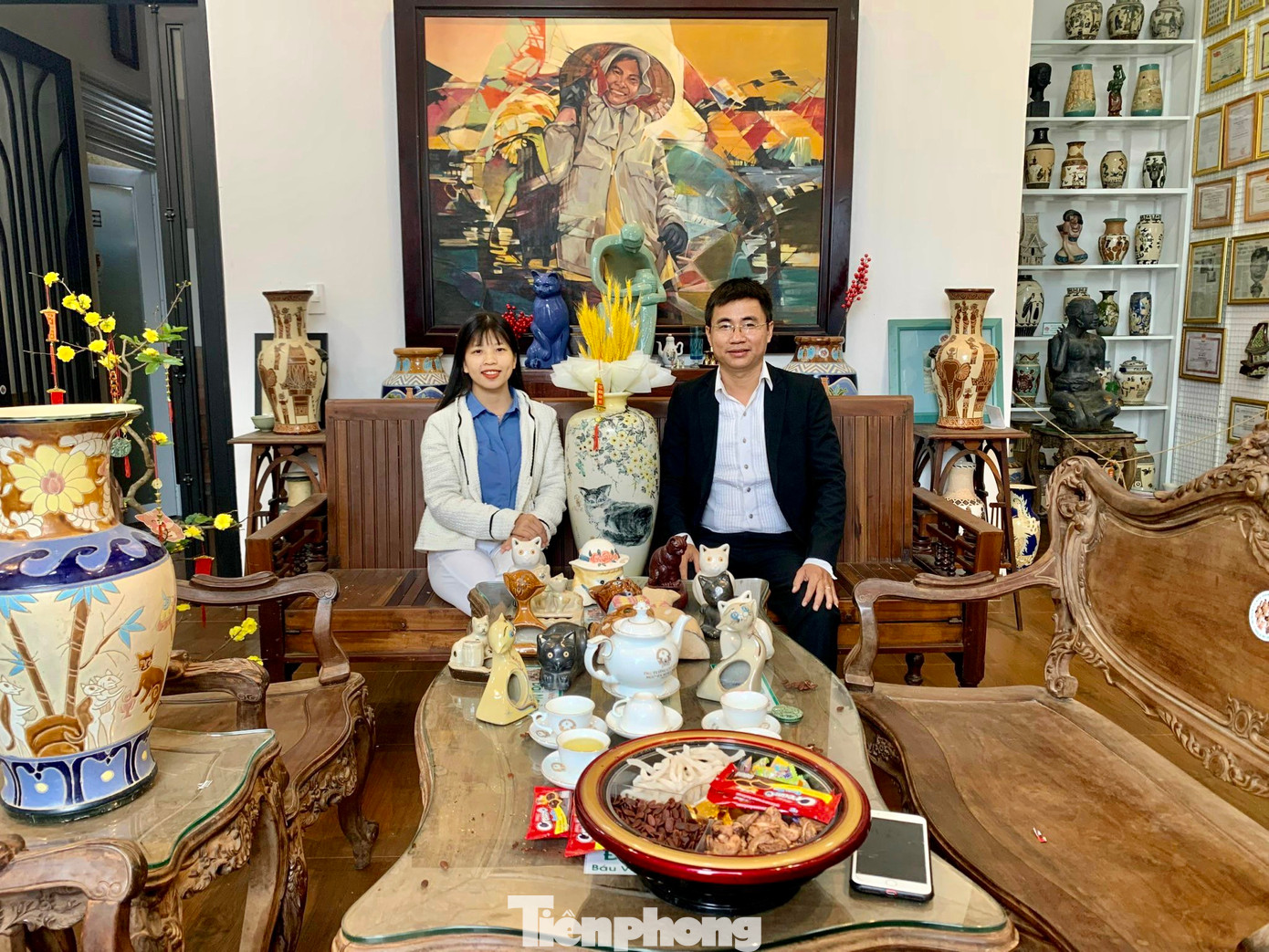 Ngày mồng 3 Tết, chúng tôi ghé thăm Nhà Cổ Đại Ngàn (TP. Buôn Ma Thuột) của anh Võ Minh Luân, nơi trưng bày nhiều hiện vật cổ. Khi chúng tôi đến, anh Luân đang miệt mài hướng dẫn và giới thiệu cho du khách về bộ sưu tập linh vật mèo.