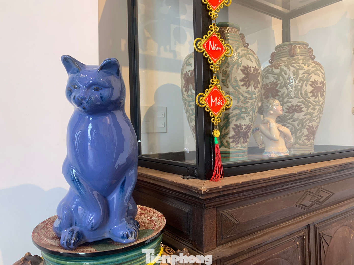 Bức tượng mèo xưa với nước men màu xanh tím.