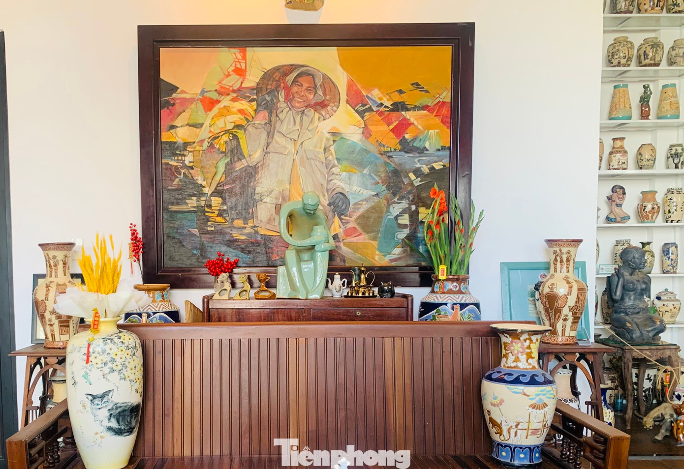 Anh Võ Minh Luân (SN 1985) cho biết bén duyên với đồ cổ từ năm 2013. Đến nay, anh Luân sở hữu hơn 10.000 hiện vật, trong đó có bộ sưu tập hơn 30 linh vật mèo bằng gốm xưa từ những năm 1970–1980. Những linh vật mèo được trưng bày tại Nhà Cổ Đại Ngàn được làm từ các làng gốm Bát Tràng, Bình Dương và Biên Hòa.