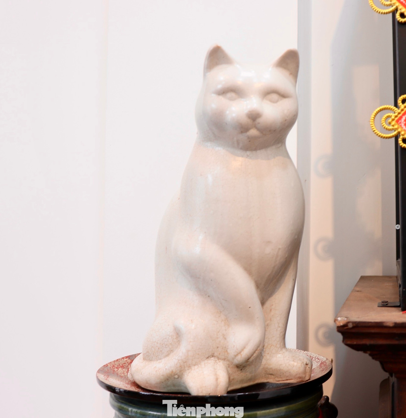 Tượng linh vật mèo gốm Biên Hòa xưa.
