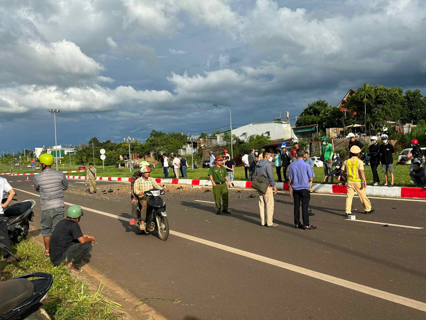 Rất đông người dân có mặt tại hiện trường vụ tai nạn Rất đông người dân có mặt tại hiện trường vụ tai nạn