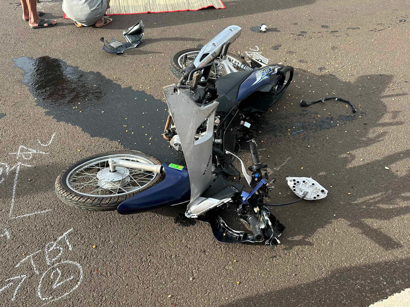 Xe máy chị H. điều khiển bị tông từ sau Xe máy chị H. điều khiển bị tông từ sau